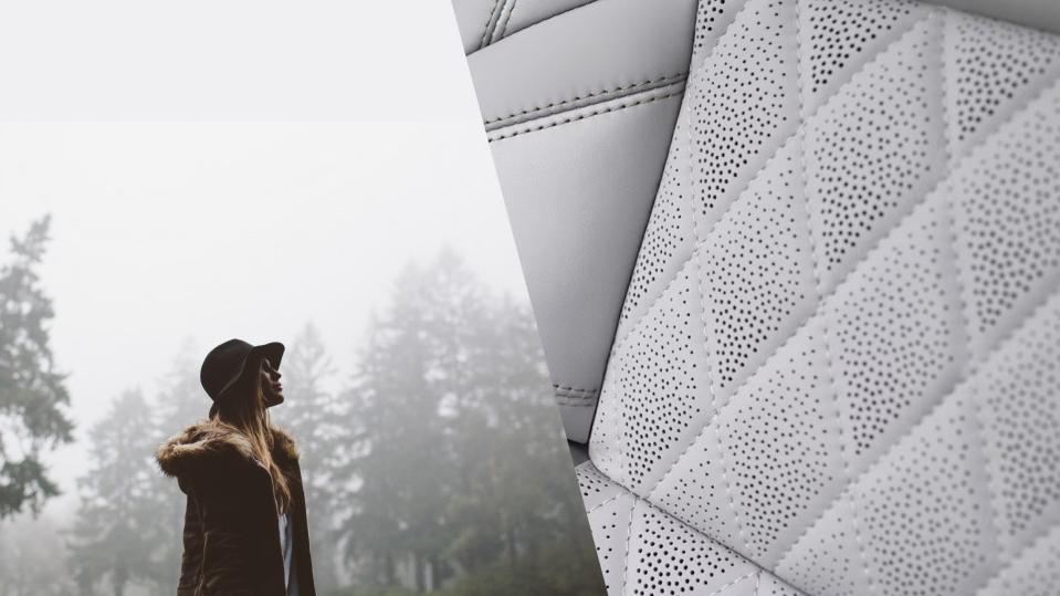 Une femme debout dans la nature et un siège à l’intérieur du Lincoln Navigator.