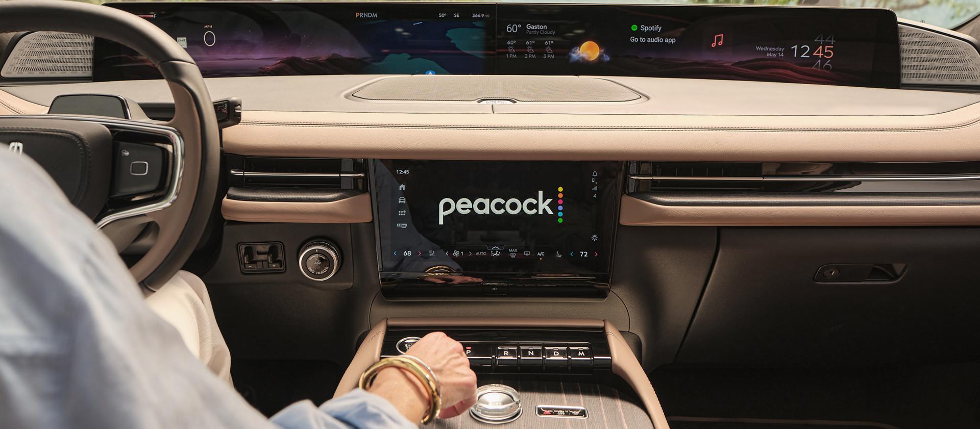 L’intérieur d’un Lincoln Black Label Navigator® 2026 avec une application de diffusion en continu affichée sur l’écran de la console centrale