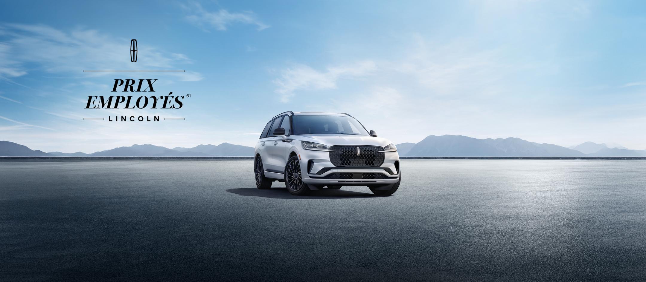Prix employés Lincoln61. Lincoln Aviator présenté avec des montagnes en arrière-plan.