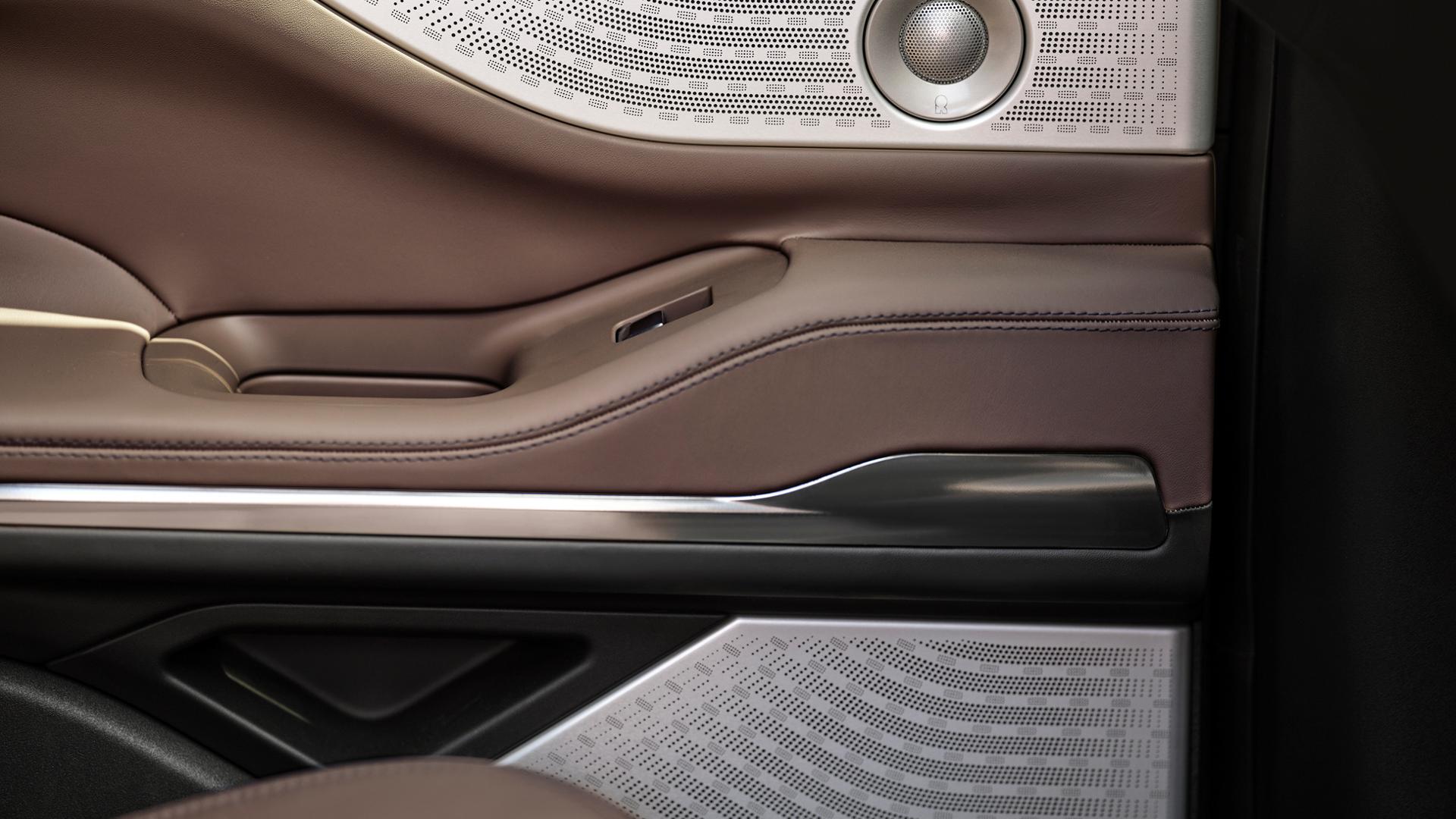 Gros plan sur le motif gravé au laser sur le haut-parleur Revel® à l'intérieur d'un modèle Lincoln Navigator® Black Label 2026.