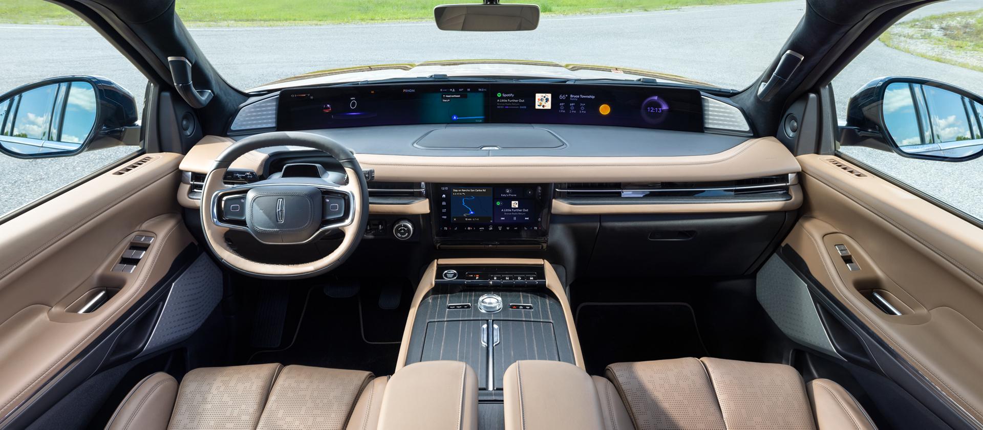 L’intérieur d’un modèle Lincoln Navigator® Black Label™ 2027 accueille un écran panoramique spectaculaire