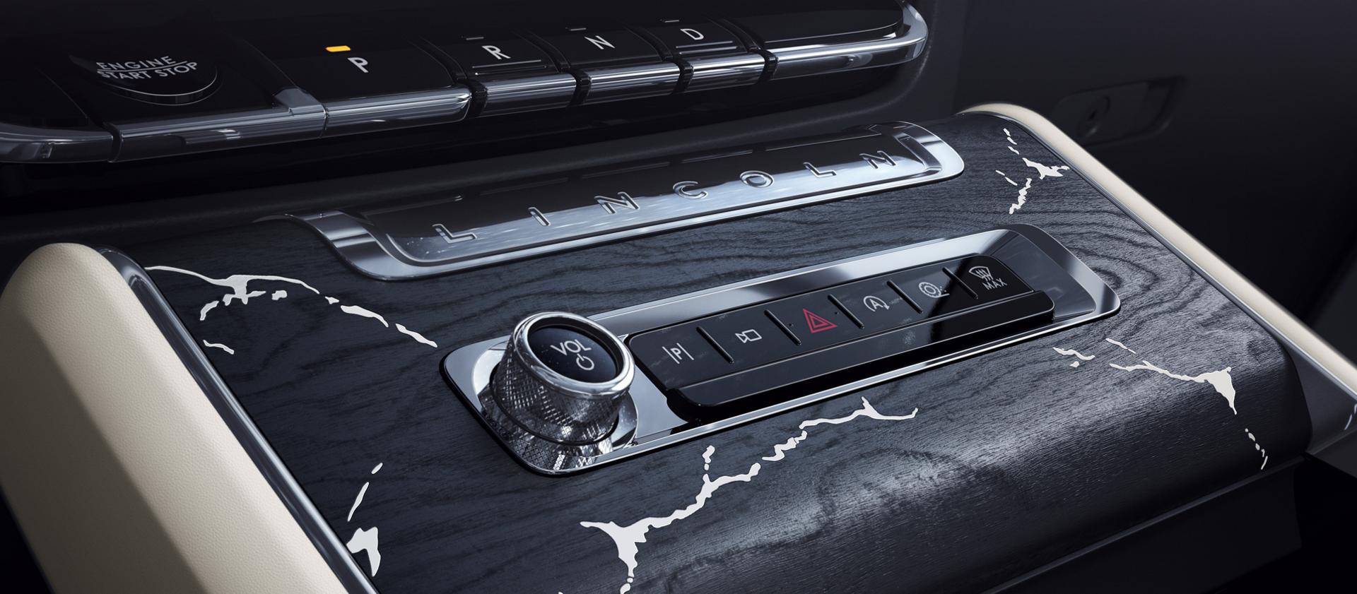 Une texture rappelant le marbre, évoquant la surface de la lune, dans les garnitures d’un Lincoln Aviator® Black Label® 2027