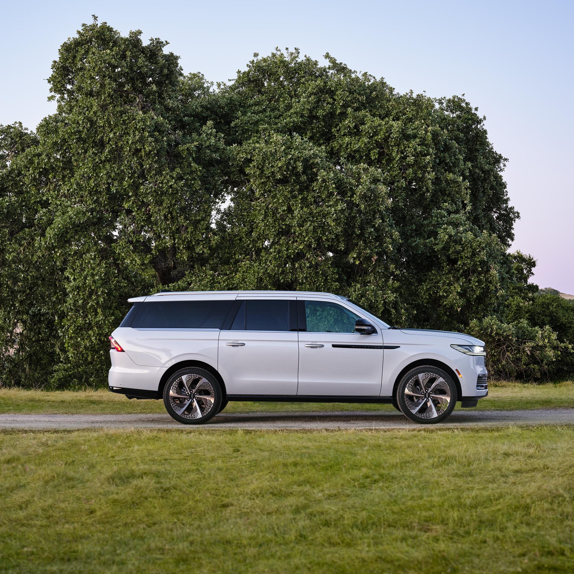 Une photo de profil latéral du modèle Lincoln Navigator® Black Label™ 2027 avec la thématique Atmospheric