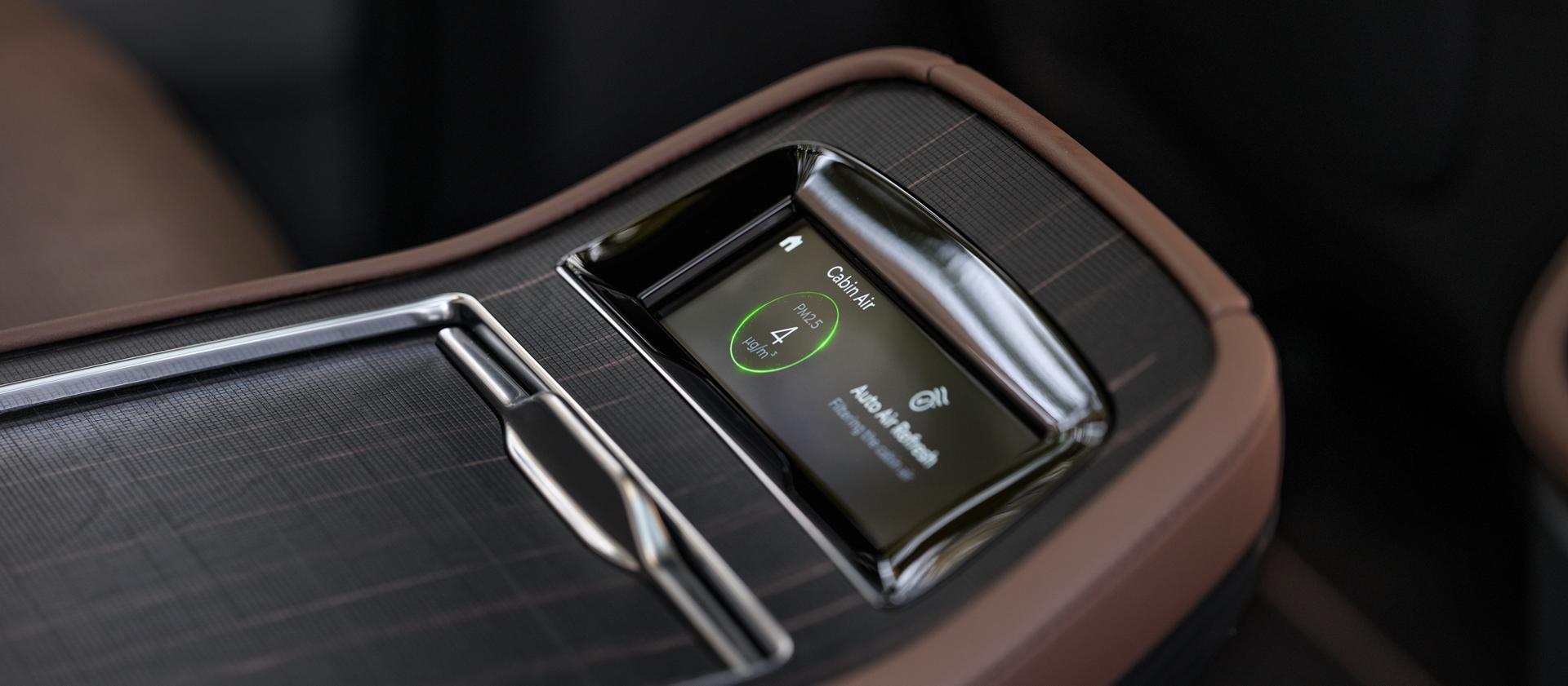 L’appliqué en bois véritable Horizon Grid sur les commandes de la console de deuxième rangée en option d’un modèle Lincoln Navigator® Black Label™ 2027