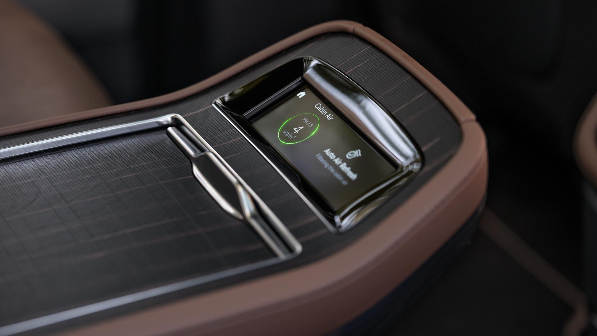 La qualité de l’air dans l’habitacle est affichée sur l’écran de la console d’un VUS Lincoln Navigator® 2027