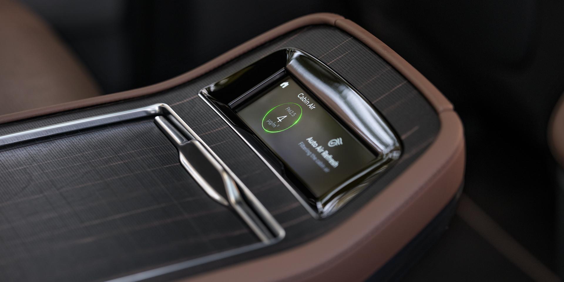 La console de la deuxième rangée d’un VUS Lincoln Navigator® 2027 affiche Auto Air Refresh à l’écran
