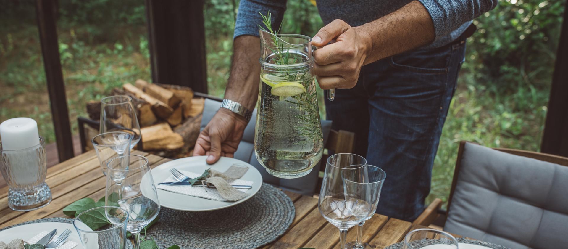 Une personne met la table pour refléter l’esprit de la thématique Invitation de Lincoln Black Label™ 2027