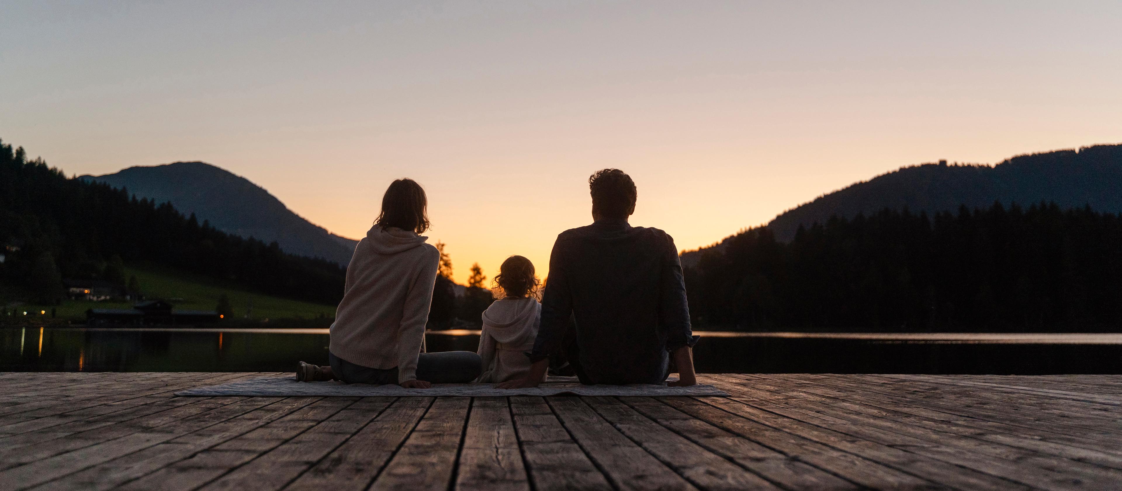 Une famille profitant d’un coucher de soleil ensemble