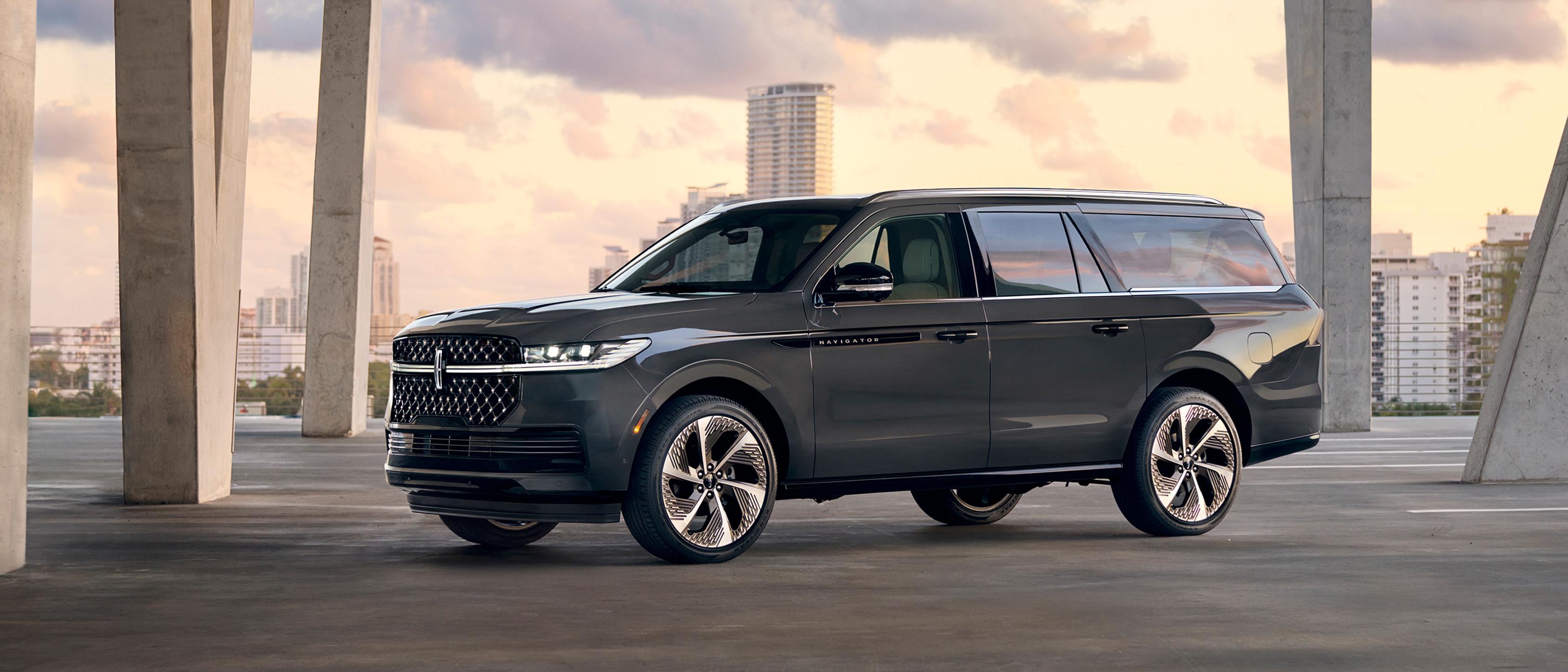 Un VUS Lincoln Navigator® 2026 à empattement long est stationné sur une route bordée d’arbres