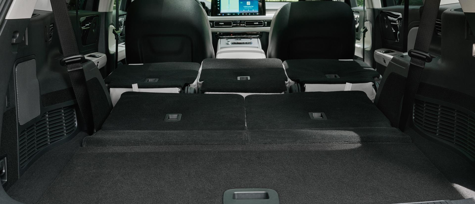 L’habitacle complet d’un Lincoln Aviator® 2027 est visible par le hayon arrière ouvert