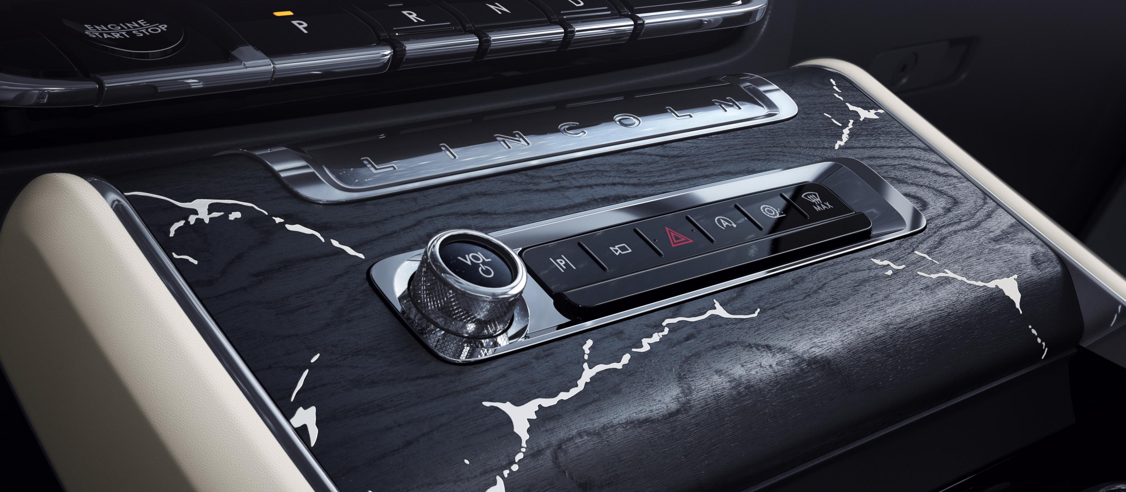 La console centrale d’un VUS Lincoln Black Label Aviator® 2026 avec applique au fini marbré