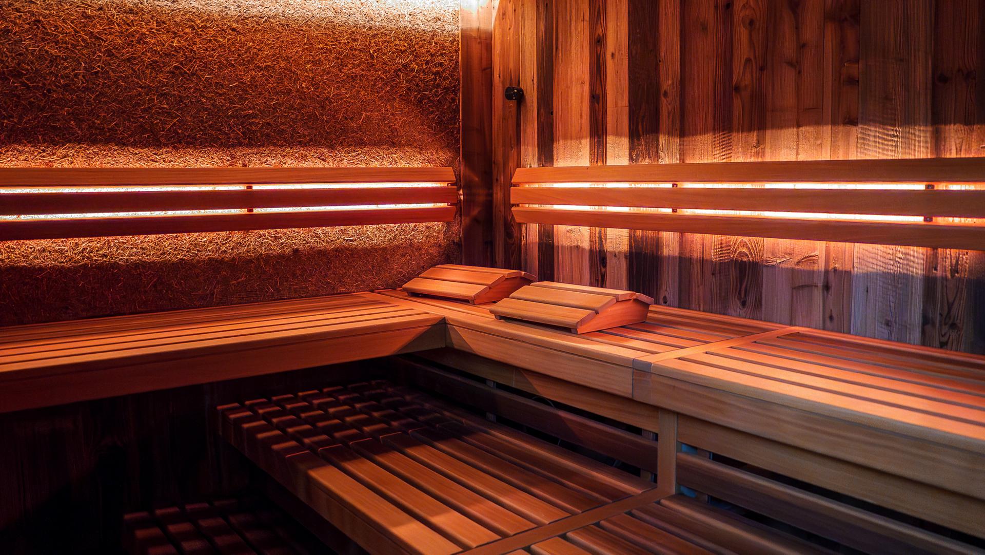 Prise de vue de l’intérieur d’un sauna chaleureusement éclairé