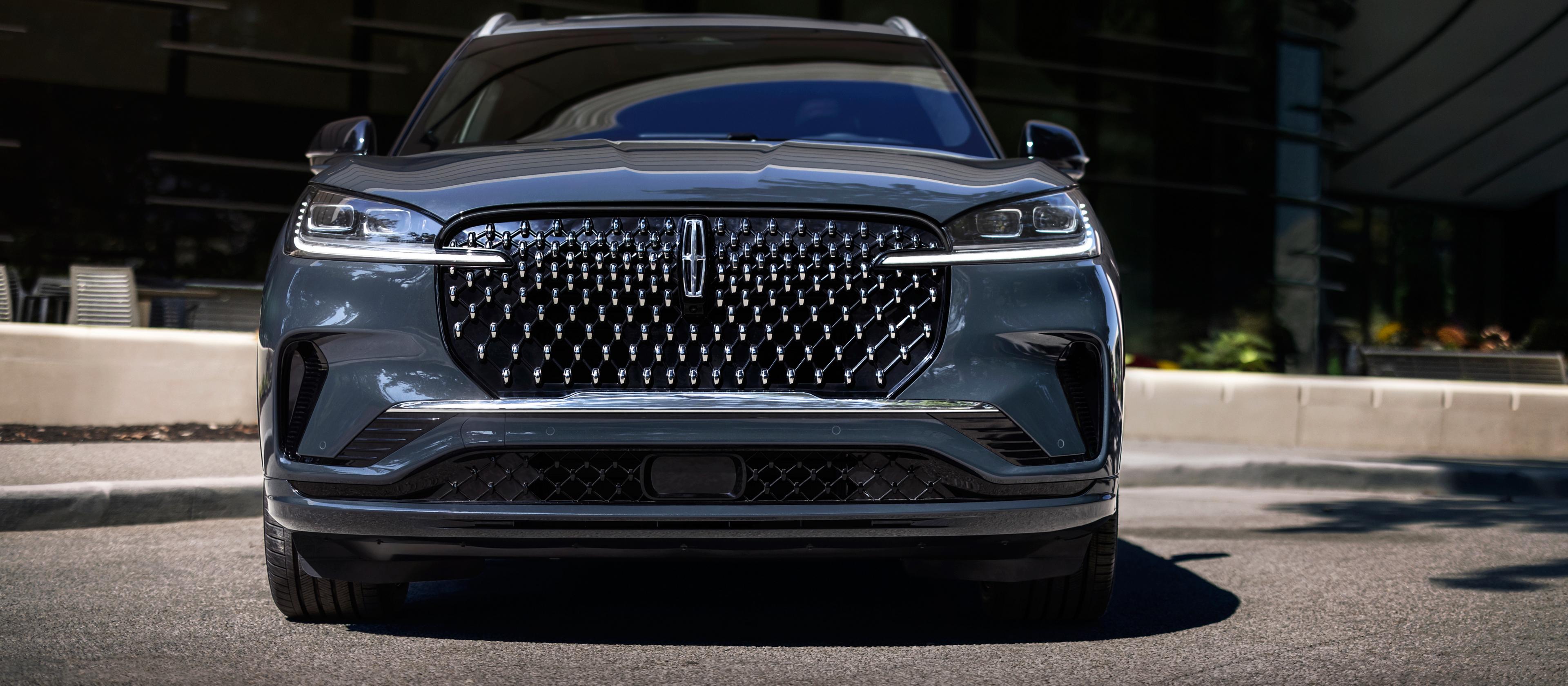 La calandre éblouissante d’un VUS Lincoln Black Label Aviator® 2026 scintillant au soleil