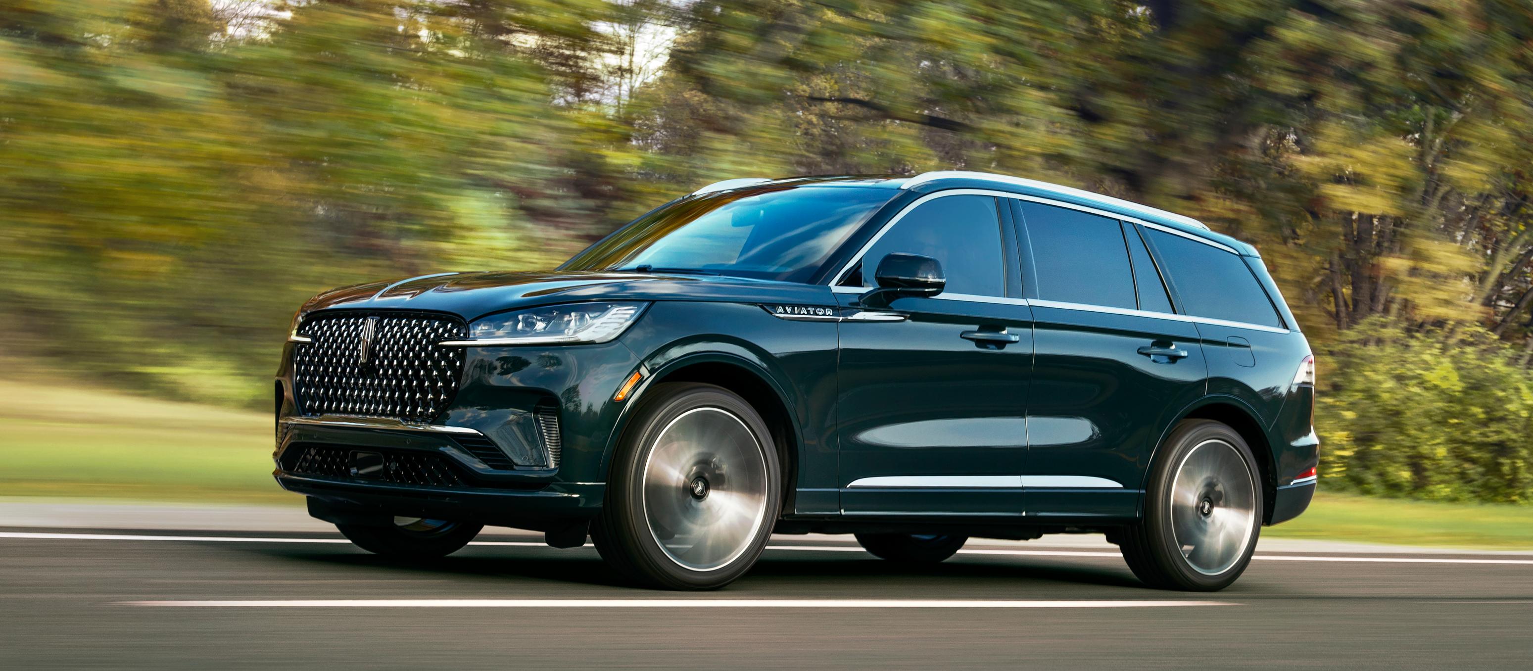 Un Lincoln VUS Aviator® 2026 circulant sur une route forestière